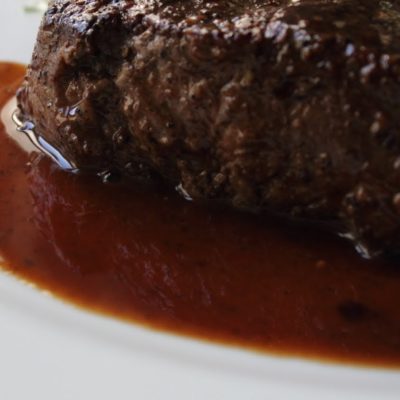 Sous vide steak s omáčkou z červeného vína a se šťouchanými bramborami