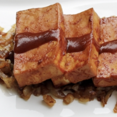 Sous Vide Barbecue Tofu s karamelizovanou cibulkou