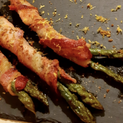 Chřestové závitky se slaninou a bottargou
